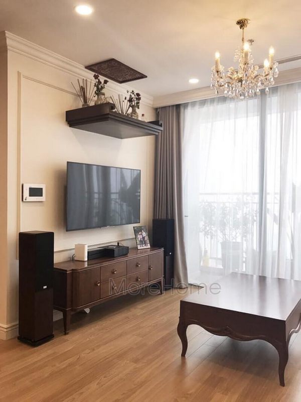 Việc thi công nội thất phòng khách bằng gỗ tự nhiên giúp căn phòng có vẻ ngoài ấm cúng với màu sắc của gỗ.